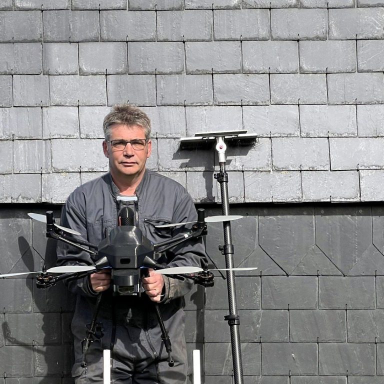 Antoine, fondateur et télépilote d'HYDRO-NE, avec son drone de nettoyage