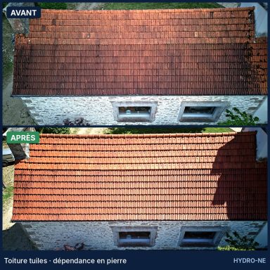 Toiture tuiles · dépendance en pierre Avant et après démoussage de la toiture en tuiles d'une dépendance en pierre