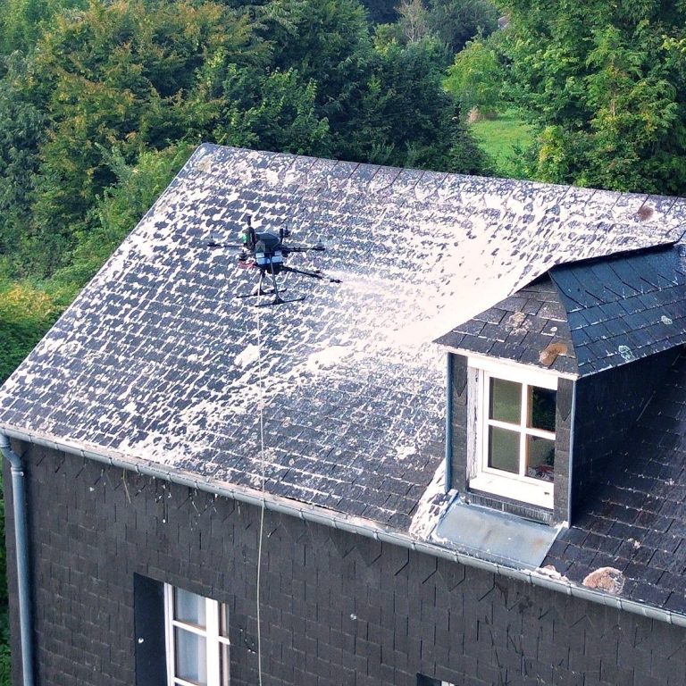 Drone HYDRO-NE nettoyant une toiture en ardoises à l'eau chaude
